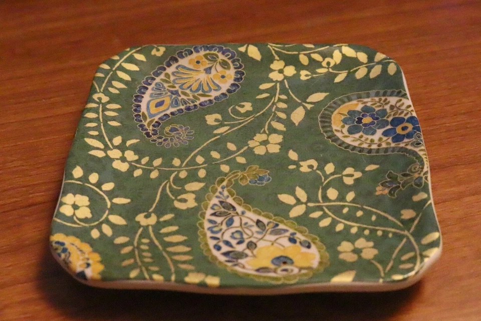 Plato cuadrado de 5" de cachemira verde, azul y dorado International EXOTIC GARDEN CERTIFICADO Foto 4 de 4