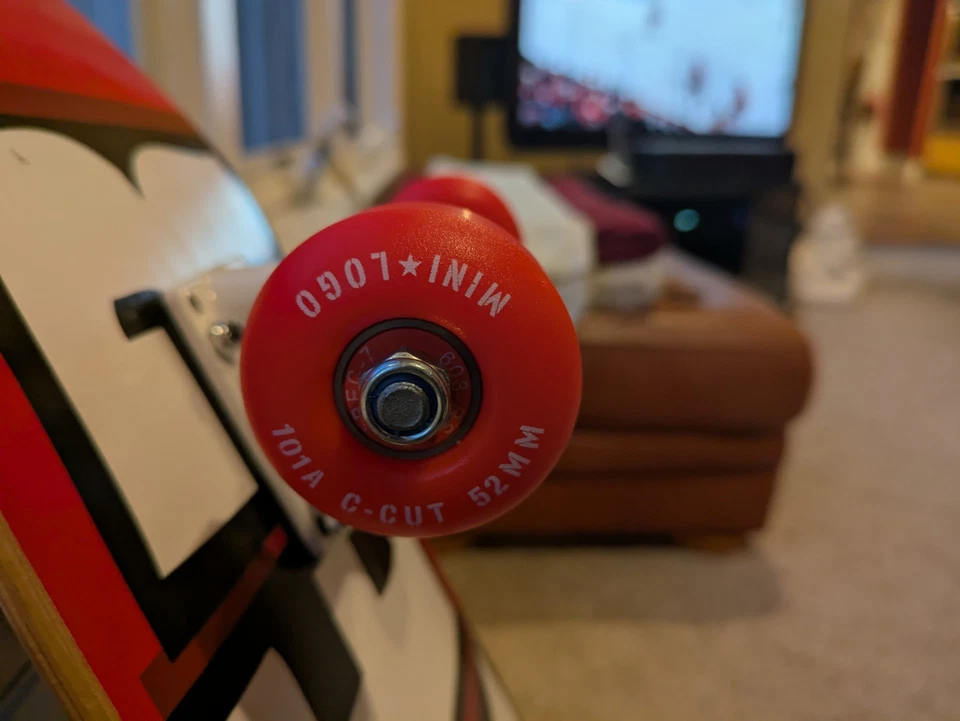 BAKER Monopatín Completo - Base Roja, Letras Blanco y Negro - Totalmente Nuevo Foto 4 de 4