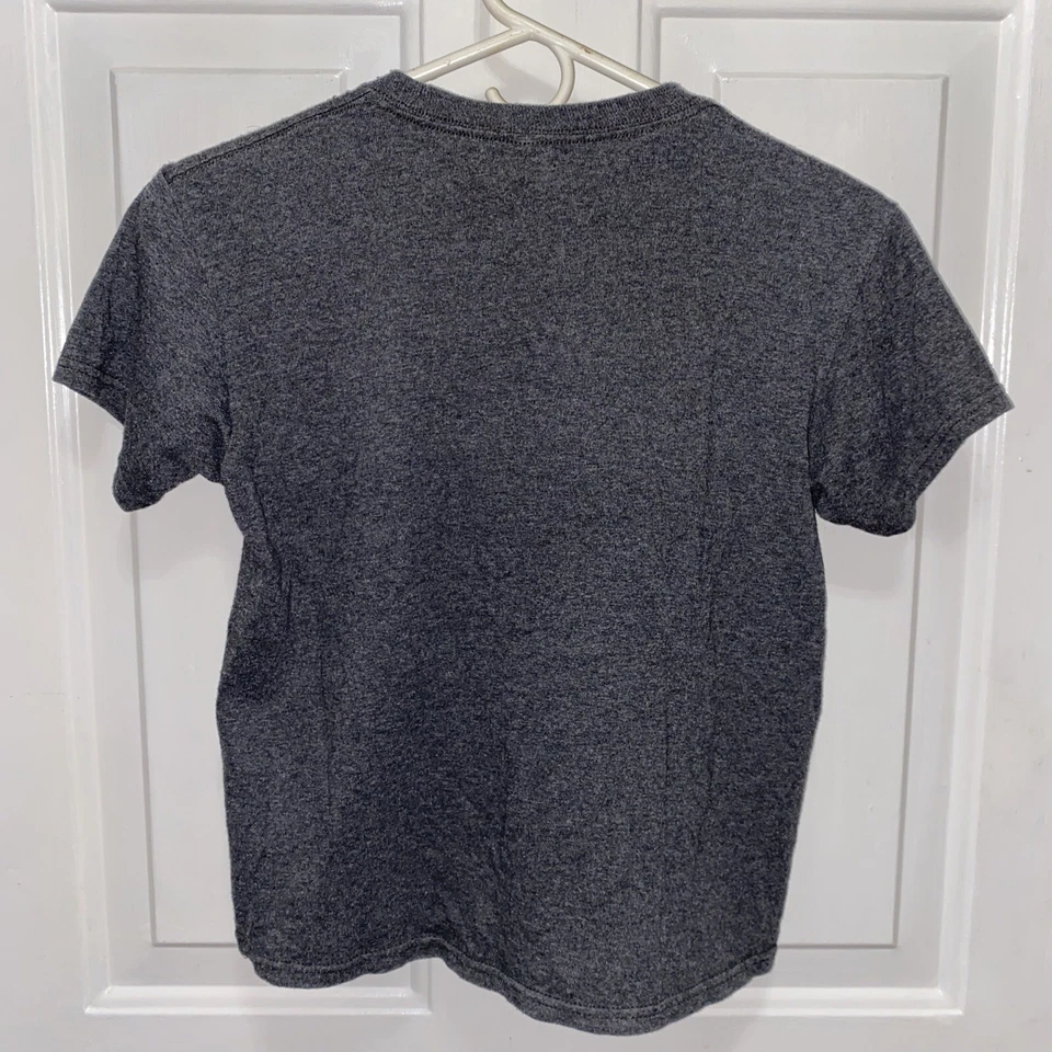 Camiseta gris de colección M Fila Spell Out para niños Foto 4 de 4