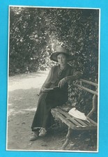 Giovane ragazza legge un libro su una panchina al parco - 25035
