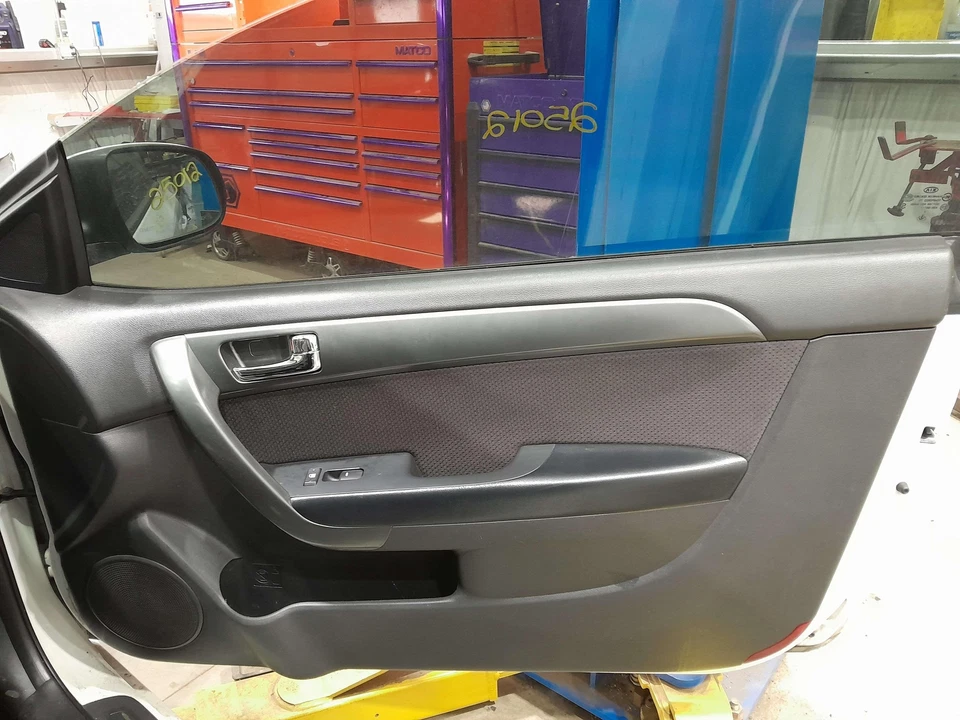 Panel de moldura de puerta delantera Kia Forte Koup 10-13 tela negra lado derecho del pasajero OEM Foto 2 de 3