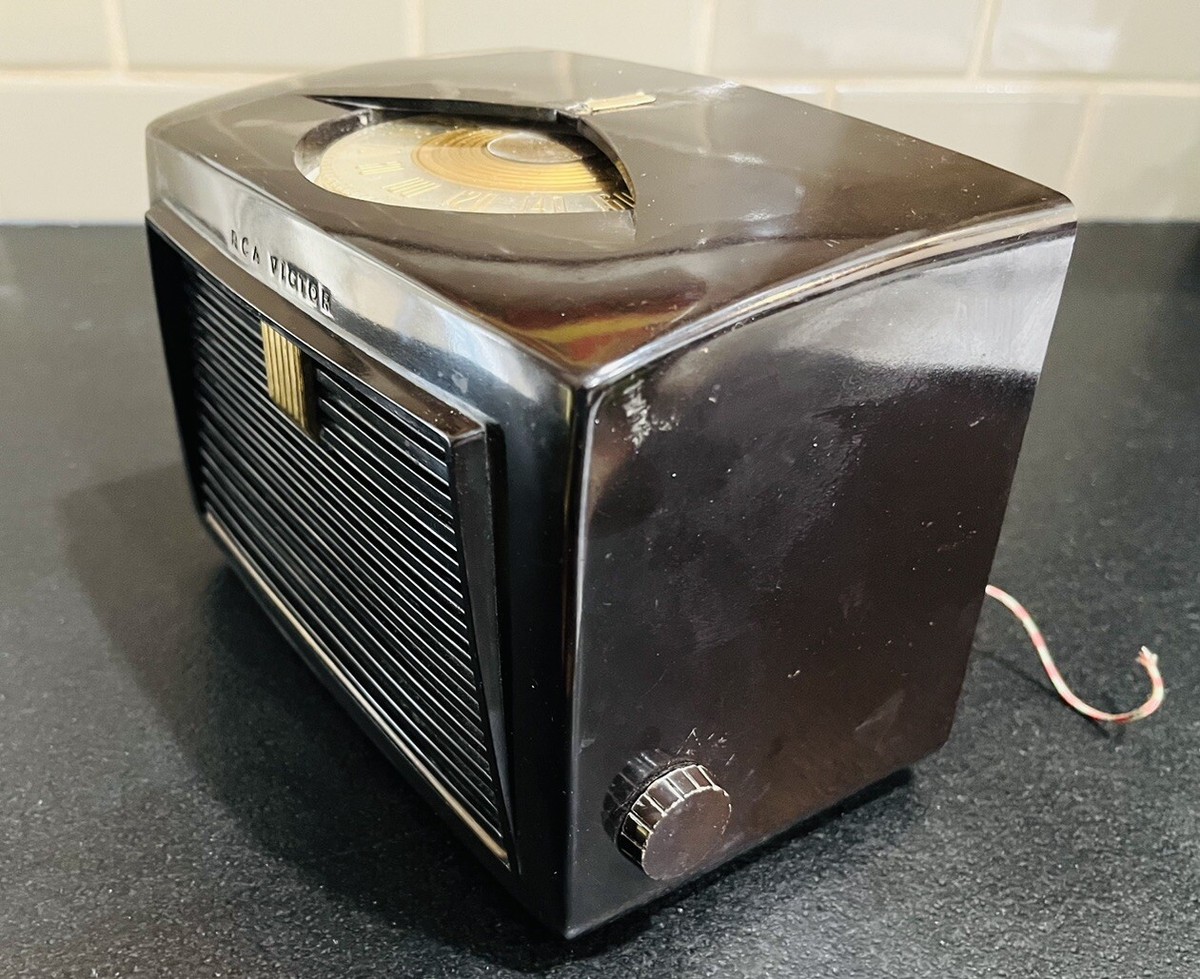 1948 RCA Victor Art Deco Radio - Model 8X521 - Petite Size