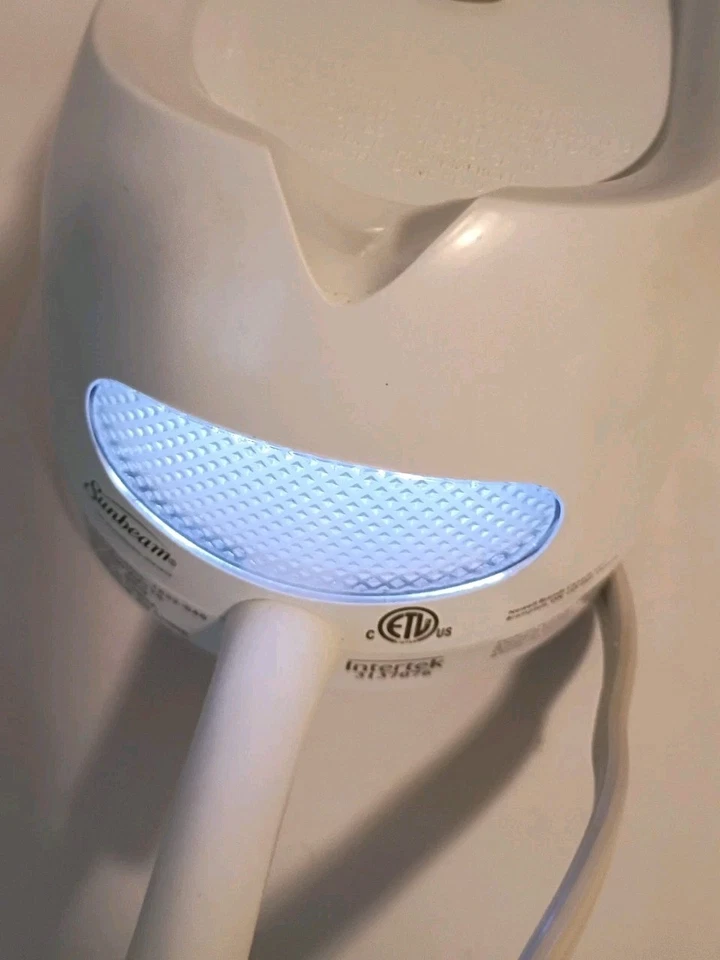 Sunbeam Wall Mount Hair Dryer Model 1632-040 with Night Light Green Sense - Image 4 of 4