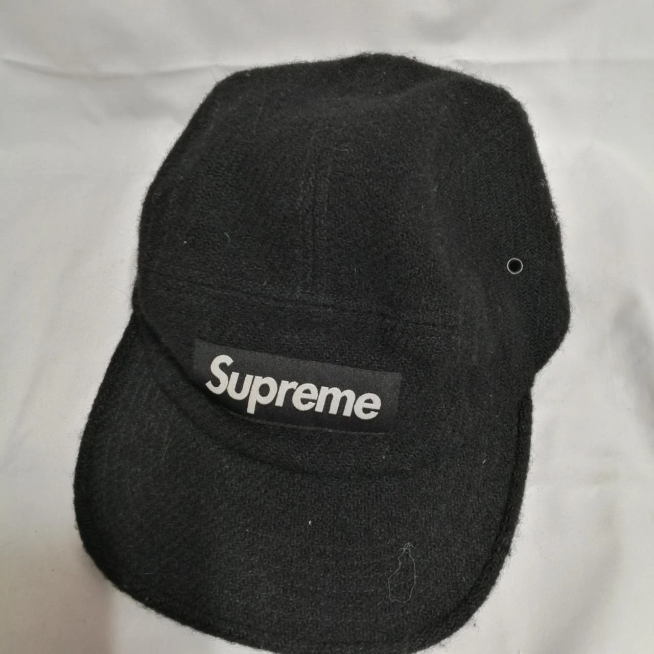 Numéro de modèle SUPREME : CASQUETTE TWEED HARRIS noire