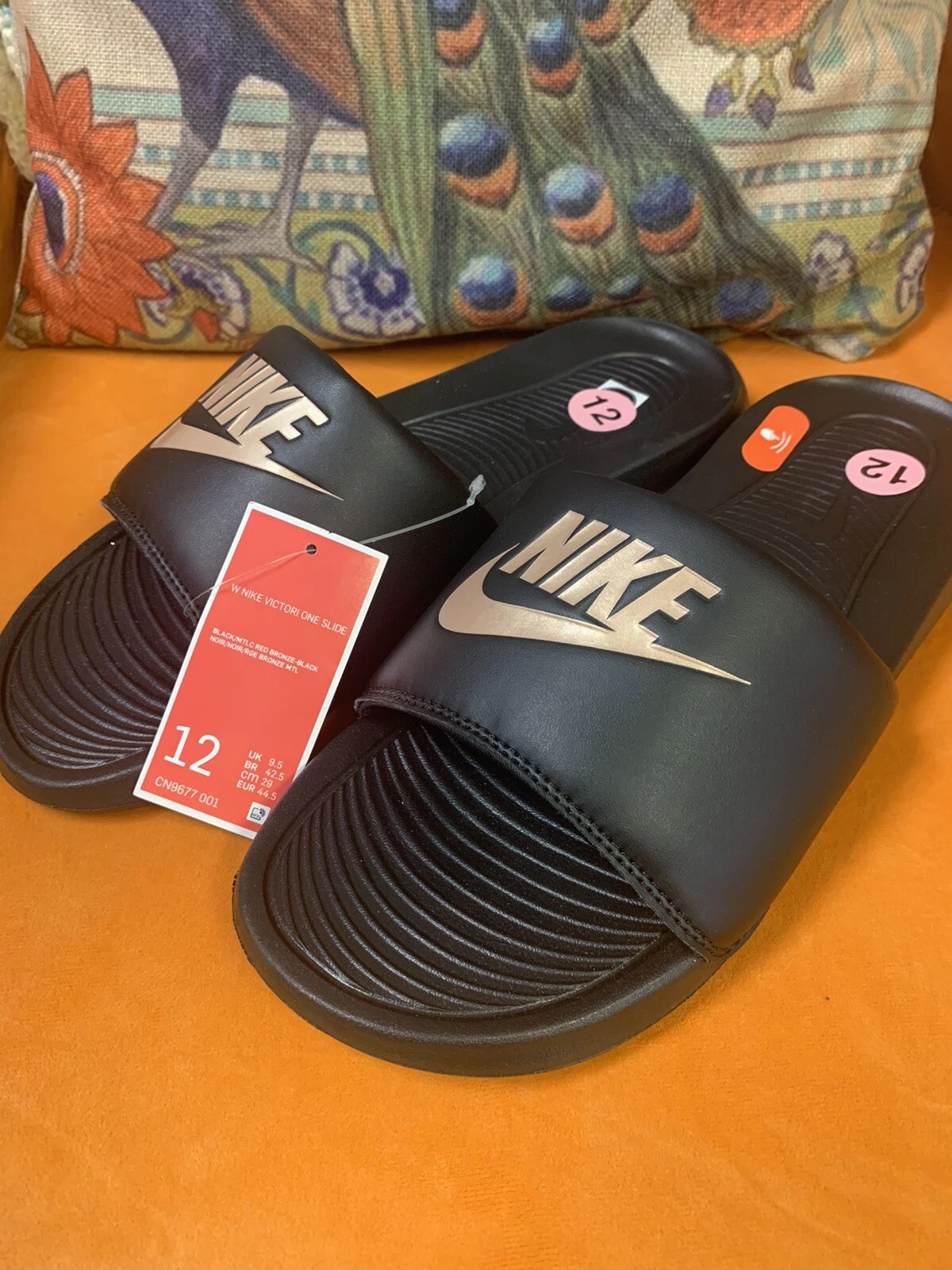 Sandali da donna Nike Victori One Slides taglia 12 nero bronzo NUOVI scarpe casual