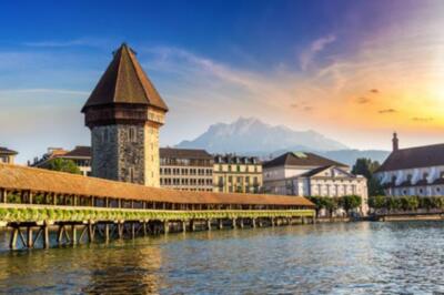 Wandbild: Berühmte Kapellbrücke in Luzern an einem schönen Sommertag, [...]