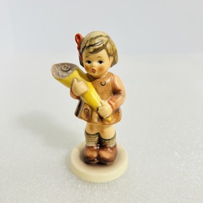 Goebel MI Hummel 549 3/0 #144 A Sweet Offering Club Figurine