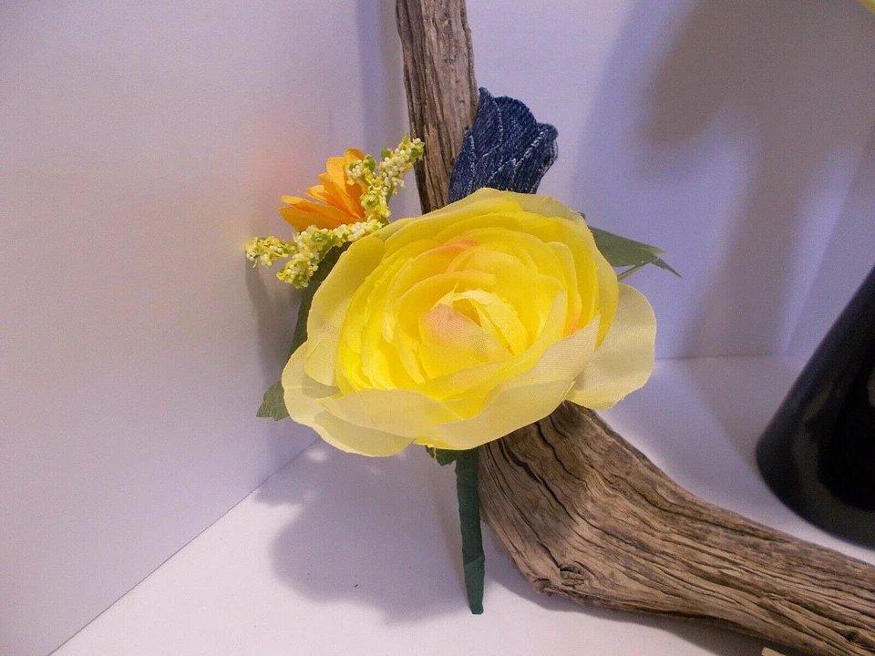 Conjunto de ramo y ramillete y ramillete y boutonniere Ranunculus amarillo de mezclilla nupcial Foto 2 de 4