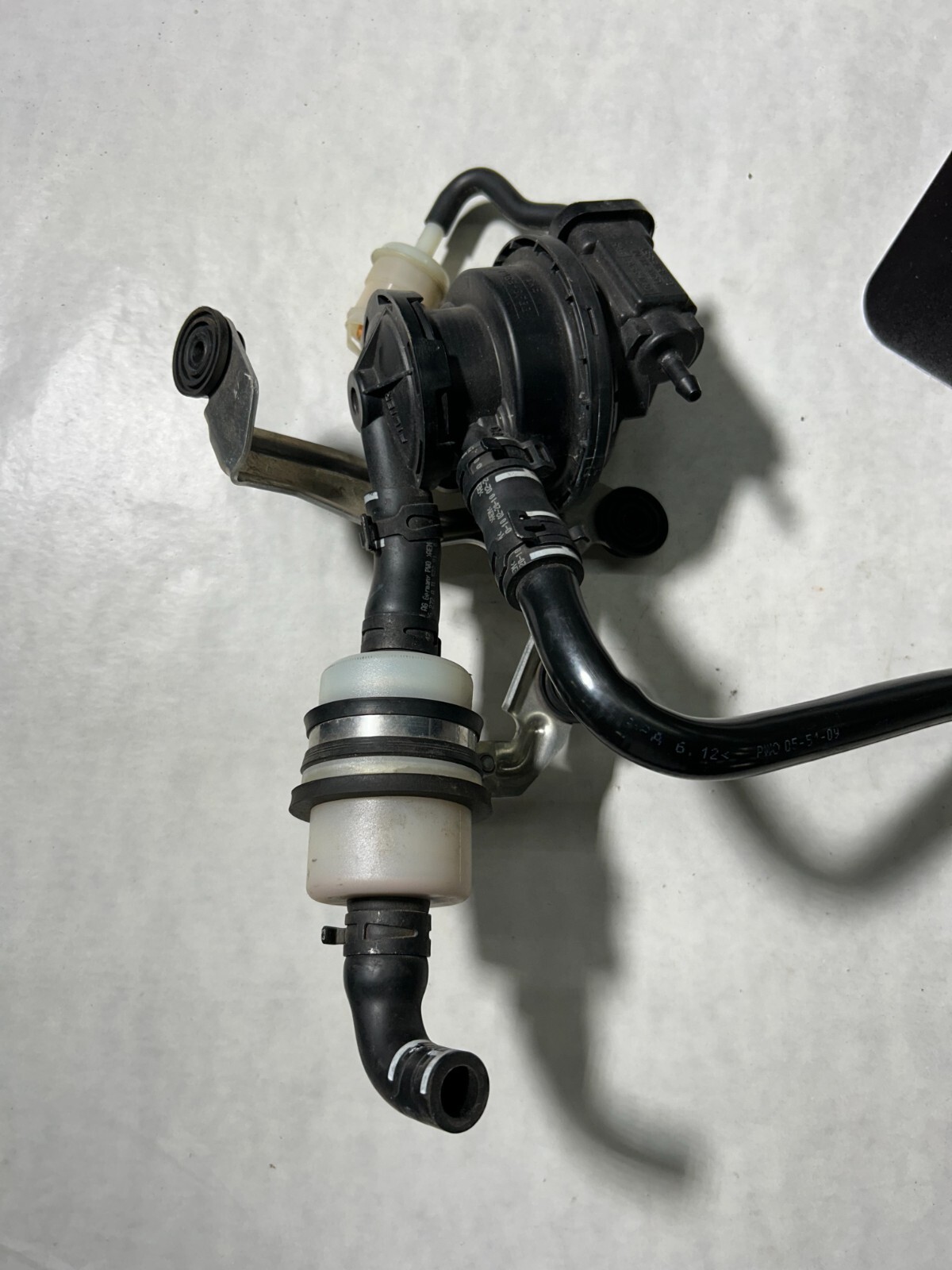 08-15 AUDI R8 SECONDARY AIR INJECTION PUMP ASSEMBLY W/ FUEL VAPOR CANISTER HOSE