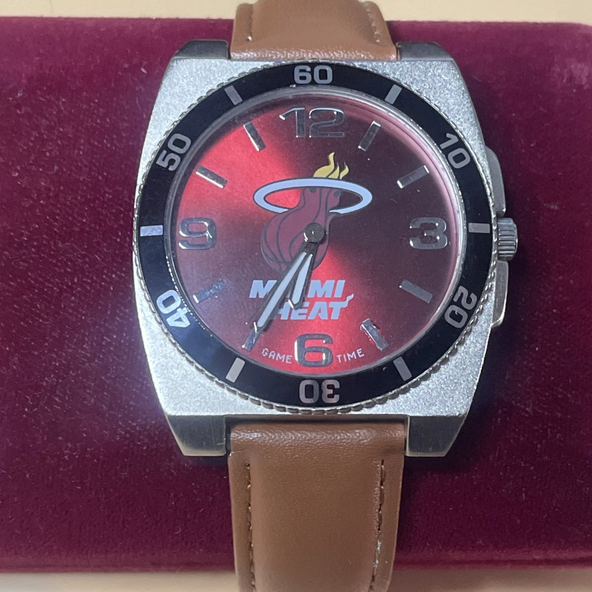 Los Angeles Lakers NBA Heart Stainless-Steel Bracelet Watch by Game Time NEW Live from the Lakers main image 3