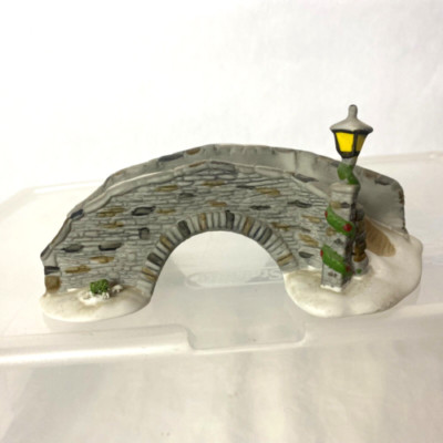 DEPT 56 HERITAGE VILLAGE COLLECTION STONE BRIDGE #6546-3 (broken lamp to repair)