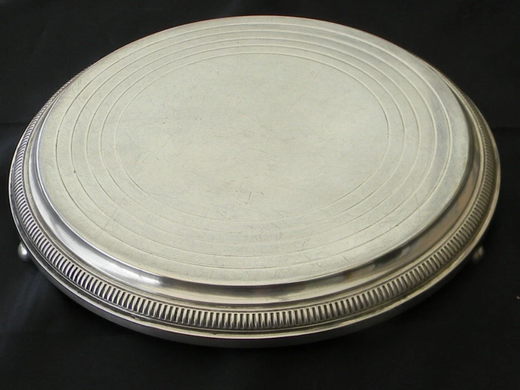 PLAT rond creux en métal argenté bordure godrons torses. (Us - Lot 272