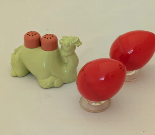 2 Vintage Collectible Camel and Red Eggs Plastic Salt & Pepper Shaker Sets (15)