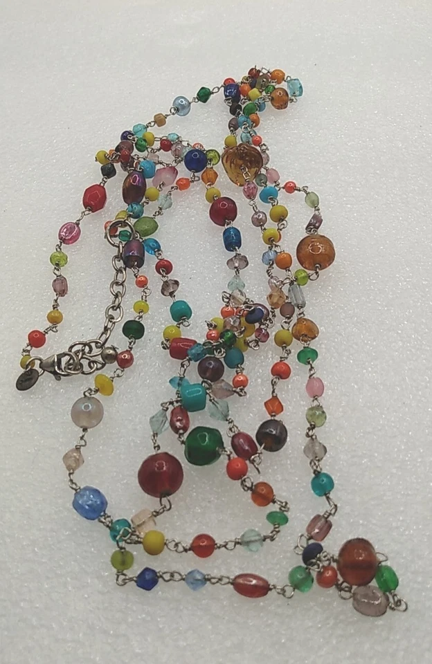 Collar largo de cuentas de vidrio multicolor American Eagle tono plata Foto 3 de 4