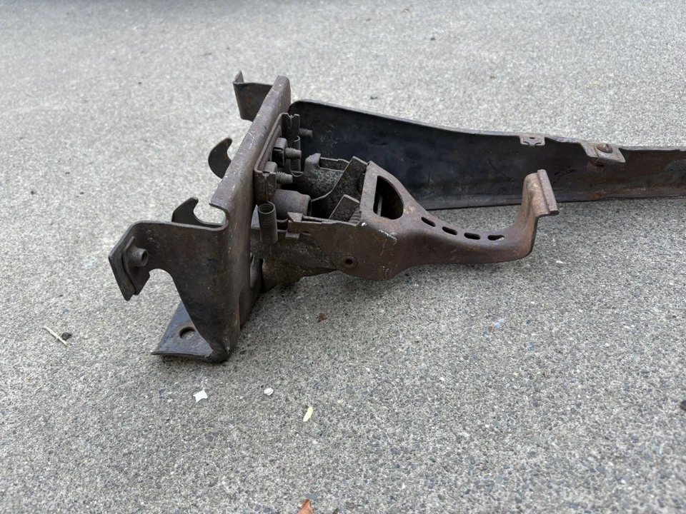 Ford Mustang 1965-66 capó cierre pestillo soporte central montaje original Foto 2 de 4