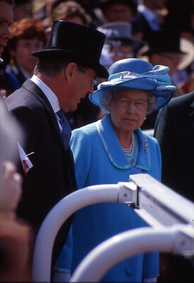 HM Queen Elizabeth Original 35mm Foto Dia @ The Derby 2003 A2