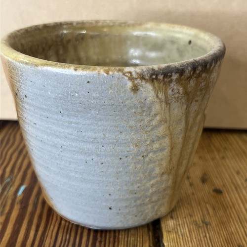 Studiokeramik Holzbefeuerter Trinkbecher/Tasse. Esche Glasur. Unmarkiert. 8 cm hoch - Bild 5 von 11