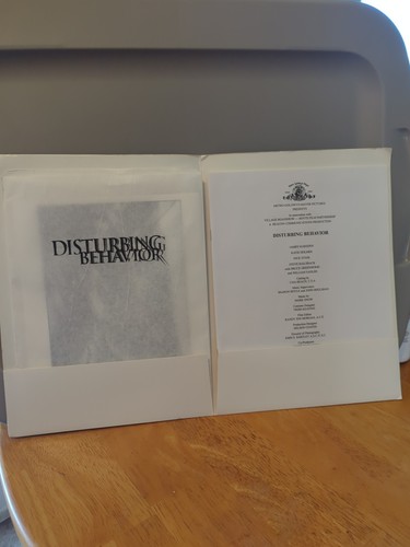 Disturbing Behavior Movie 1998 *Press Kit* 6 B&W Images and Folder (Pre-owned) - Imagen 3 de 5