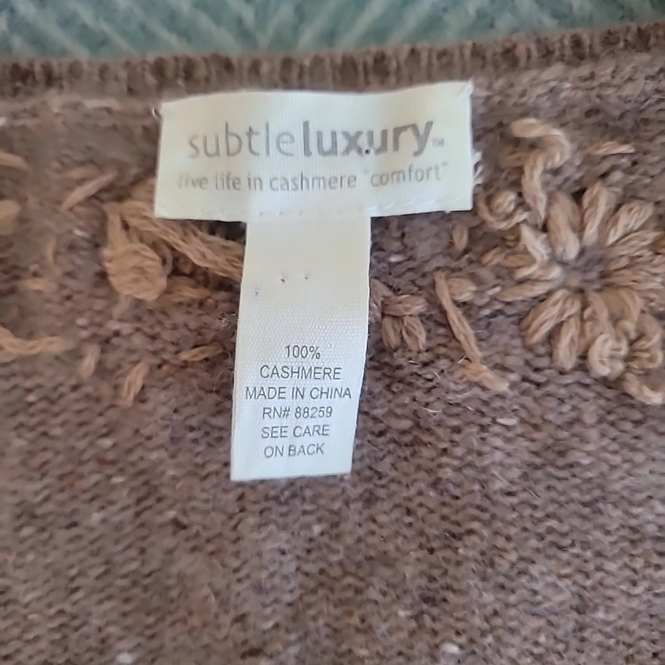 Suéter ultra suave bordado con cuentas de cachemir de lujo sutil, lentejuelas Foto 3 de 4