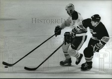 1994 Press Photo Admirals hockey player #3, Jergus Baca outraces Anatoli Fedotov