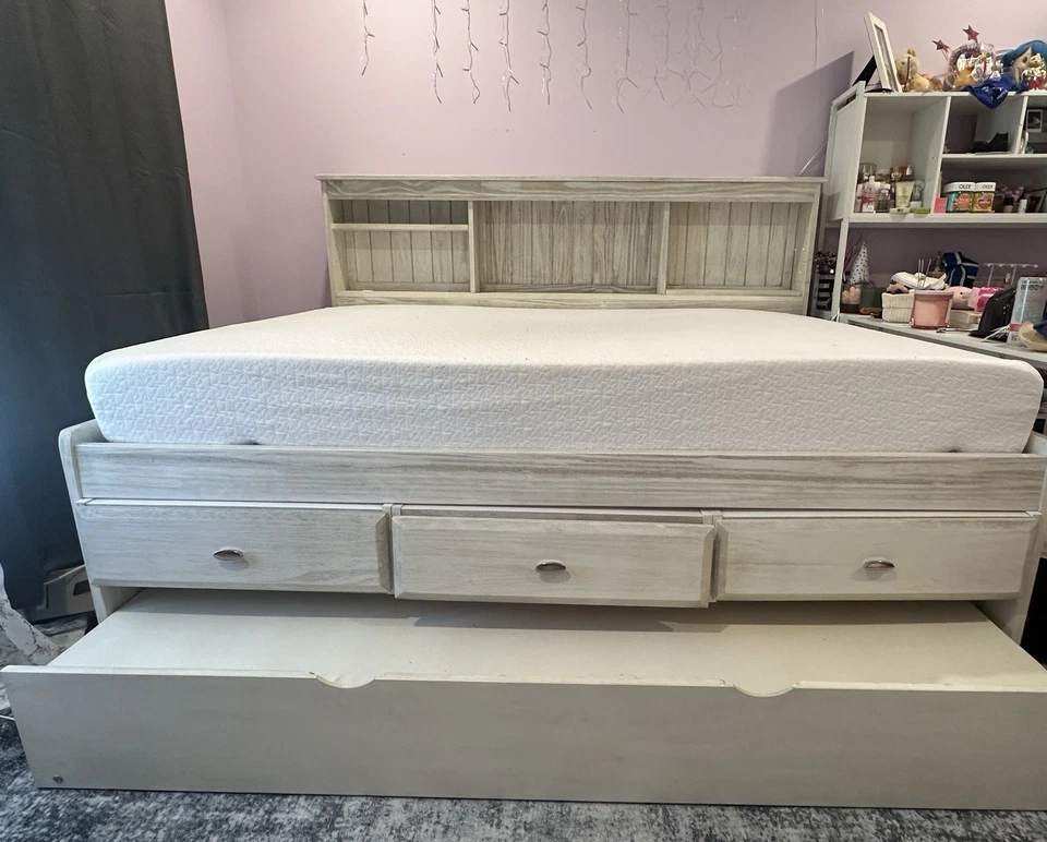 Cama de día Beckford - gris de 3 cajones de madera maciza con nido y estantería de Viv + Rae Foto 4 de 4