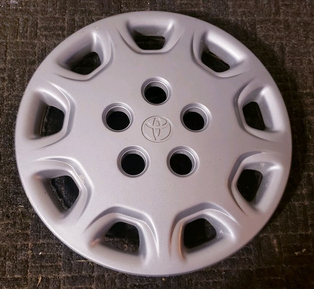 (1) OEM 199596 Toyota Camry LE 4Cyl 14" Hubcap Wheel Cover 01 p/n