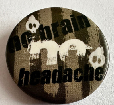 BUTTON Anstecker NO BRAIN NO HEADACHE 3 cm oliv-schwarz-weiß, rar, Pin, rare