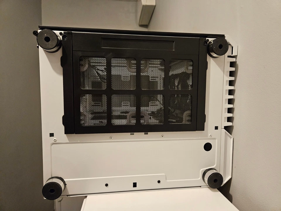 Corsair Crystal Series 680X RGB High Airflow Tempered Glass ATX Gaming Case - Image 3 of 4