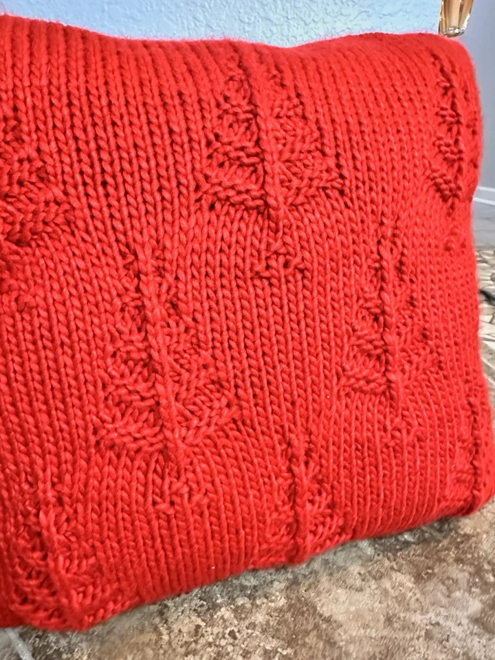 Almohadas de lanzamiento de umbral 18x18 rojo y verde árboles de Navidad tejido con cable Foto 2 de 4