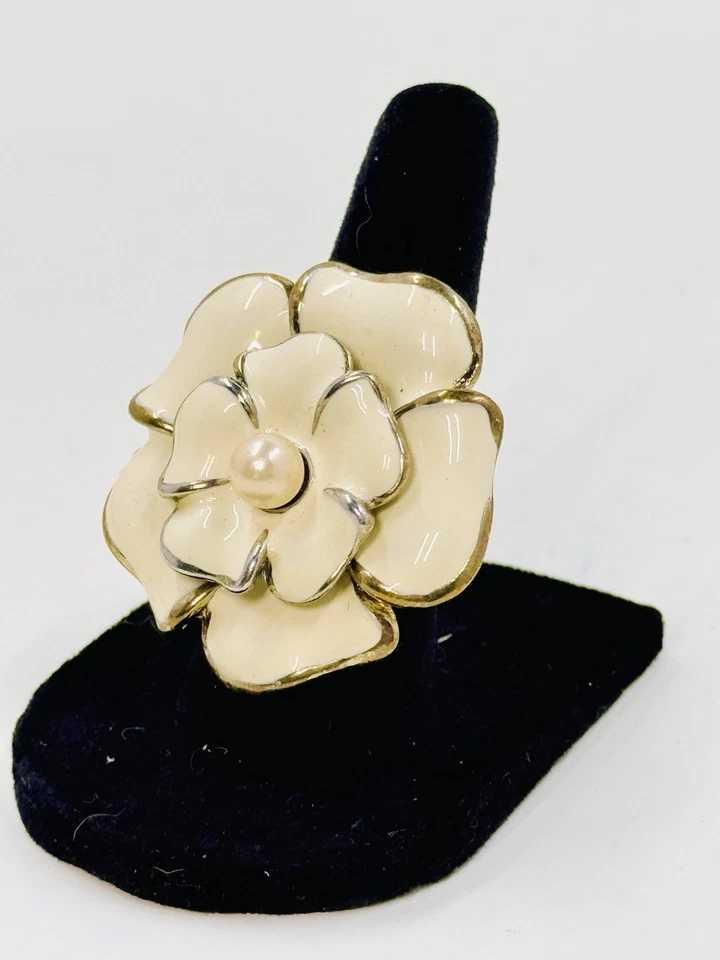Anillo Flor Esmalte Crema Tono Dorado Con Acento Perla Talla 5.5 Foto 2 de 3