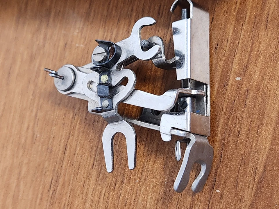 1930 Raro Singer Accesorio Bordado 26532 Caja 26538 Herramienta Lado Negro Foto 2 de 4