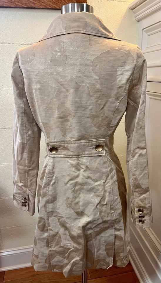 Jaqueta Arden B dourada trench coat manga longa botão para cima feminina tamanho pequeno - Imagem 4 de 4