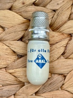 Selten! original Aral Fingerhut Set mit Aufbewahrung für Nadel und Faden W56