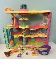 2006 LPS Littlest Pet Shop Round N Round Pet Town Playset w/ Pets & Accessories