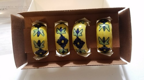 Pier One Anelli Tovagliolo Ceramica Set di 8 Blu Navy Fiore Giallo, in Scatola - Foto 3 di 5