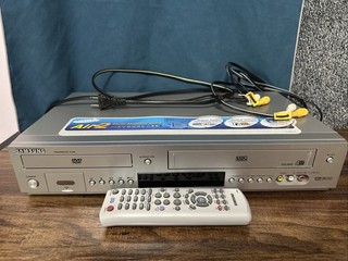 Lettore videoregistratore e DVD Samsung DVD V8500 con telecomando