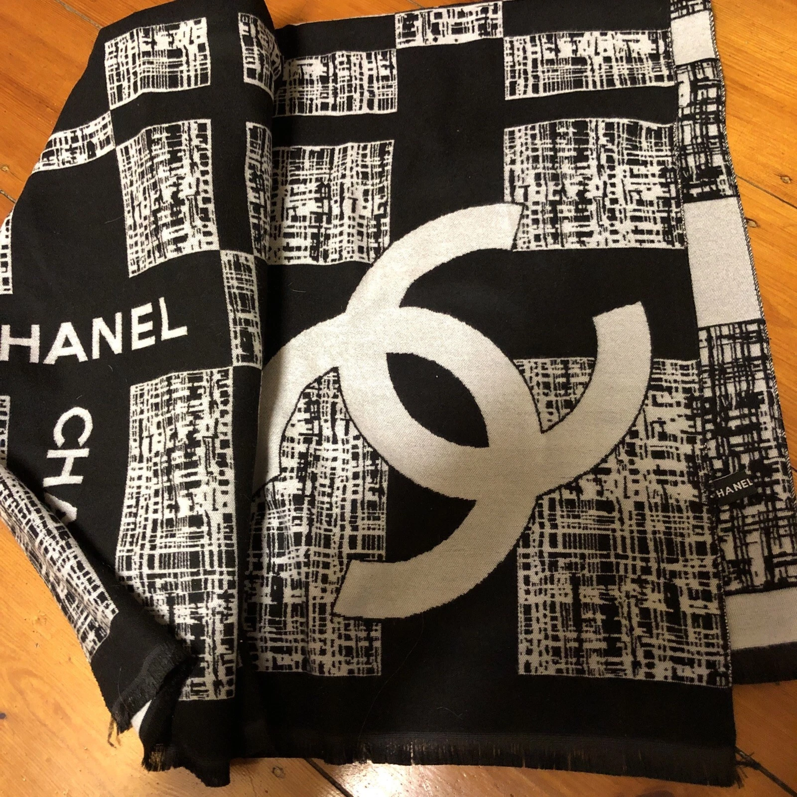 CHANEL CC Logo Scarf Shawl VIP BNWT Read Description
Opens in a new window or tab