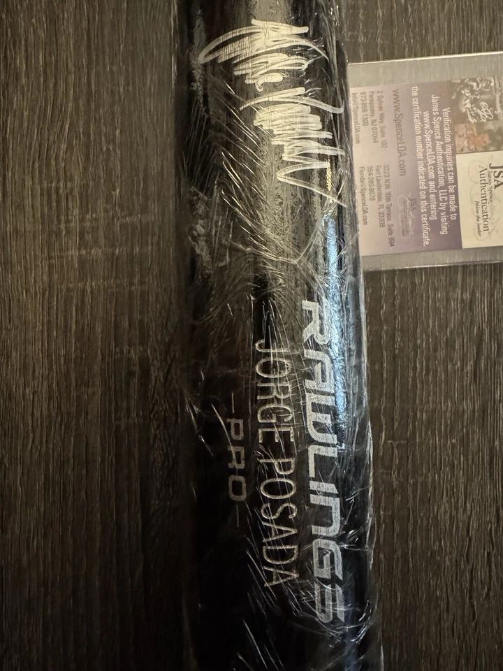 Bate de béisbol profesional autografiado por Jorge Posade Rawlings plateado sobre bate negro. Yankees! Foto 3 de 4