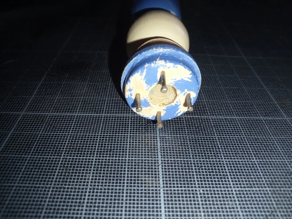 Ancien TRICOTIN en bois - Robe bleue & pied rouge - H : 12 cm - Photo 2/4