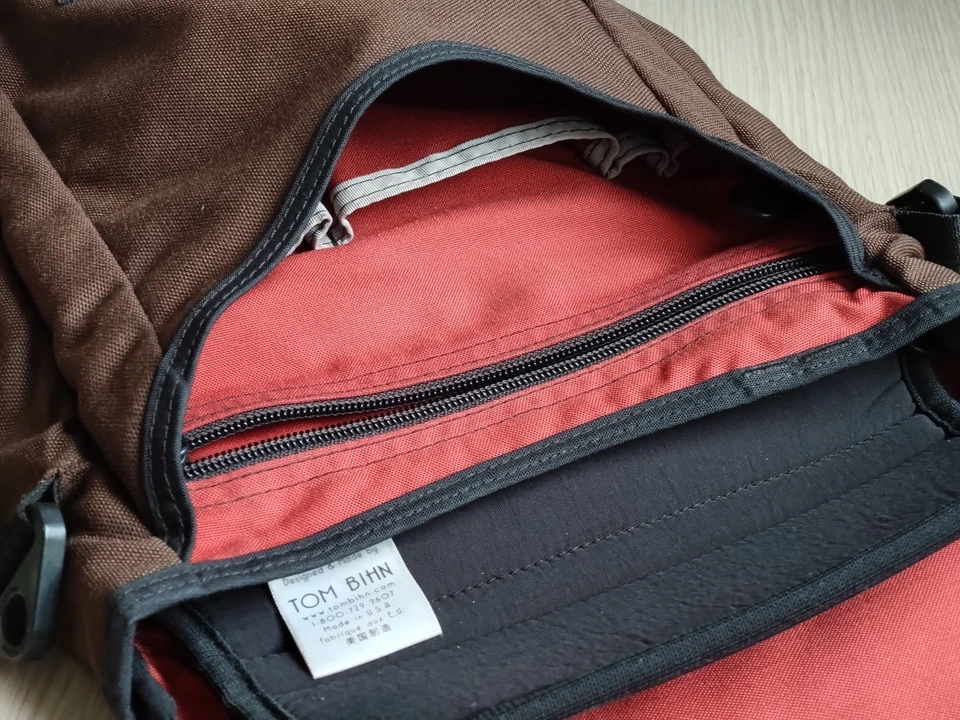 Tom Bihn Ristretto iPad Cocoa/Cayenne Vertical Messenger Bag 11" Tablet Laptop - Image 4 of 4