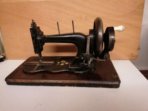 Antica macchina da cucire a base violino manovella fiddle base sewing machine - Foto 1 di 7