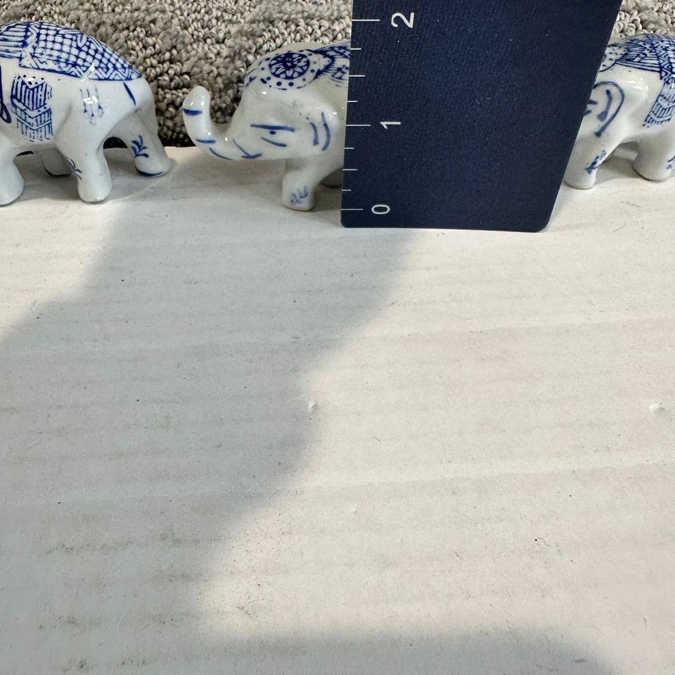 Juego de 3 estatuillas decorativas de elefantes de cerámica azul y blanco Foto 4 de 4