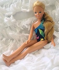 Vintage Mattel Barbie 1985 #1021 Tropical Skipper bambola con costume da bagno, gambe pieghevoli