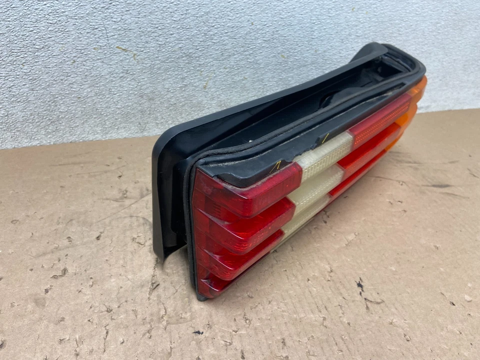 Luz trasera lateral del pasajero derecho Mercedes-Benz W126 1986 a 1991 OEM R5775 DW Foto 3 de 4