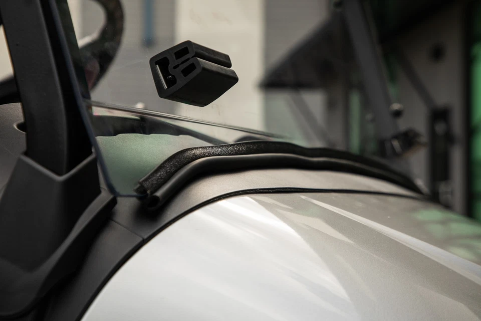 Parabrisas plegable legal para carro de golf RedDot DOT Street para 2024-Up E-Z-GO RXV Foto 4 de 4