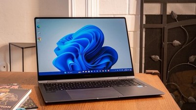 Samsung Galaxy Book4 360 2-in-1 15.6'' FHD AMOLED Touch Laptop Intel Core 7 150U