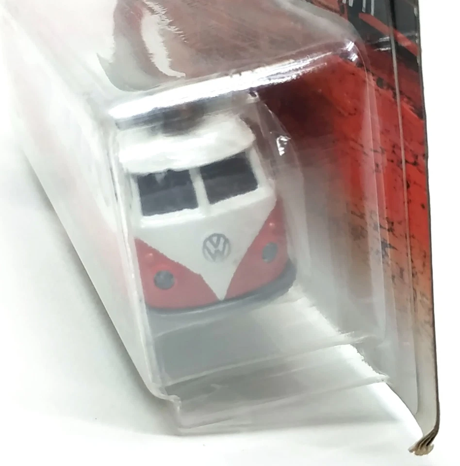 Majorette Volkswagen T1 vermelho branco com prancha de surf com disco Eriba 1:59 no pacote - Imagem 4 de 4