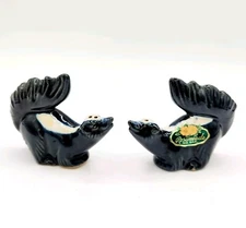 Vtg ROSEMEADE POTTERY Skunk Realistic Tail Up Salt Pepper Shakers Sticker Corks