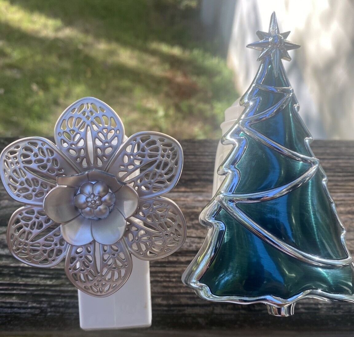 Bath & Body Works Wallflower Plug-In Christmas Tree with Lace Bloom Gold Flower Design for Holiday Fragrance Diffusion-image