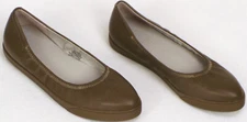 LORI GOLDSTEIN 6M LI-YADA olive-green flats cushioned insoles leather uppers